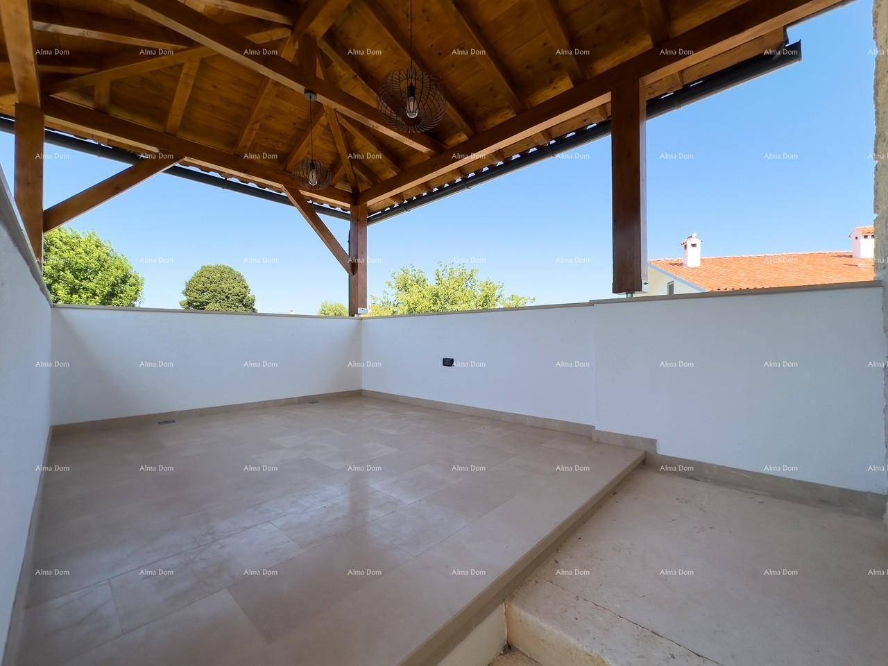 Geräumige überdachte Terrasse mit Holzdachkonstruktion und weitem Blick in die Natur.