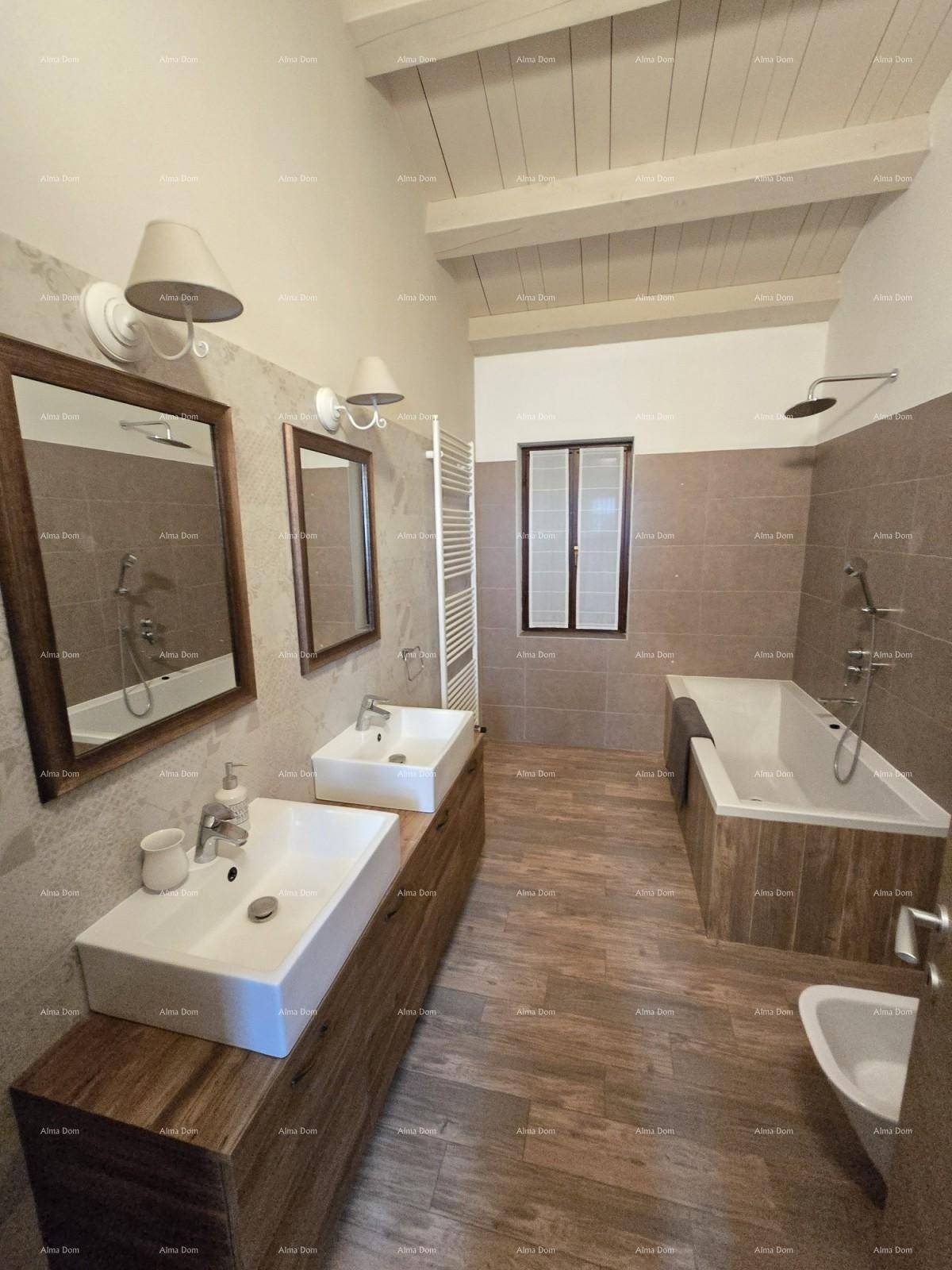 Geräumiges Badezimmer mit Doppelwaschbecken, Badewanne, Bidet und separater Dusche mit Regendusche.