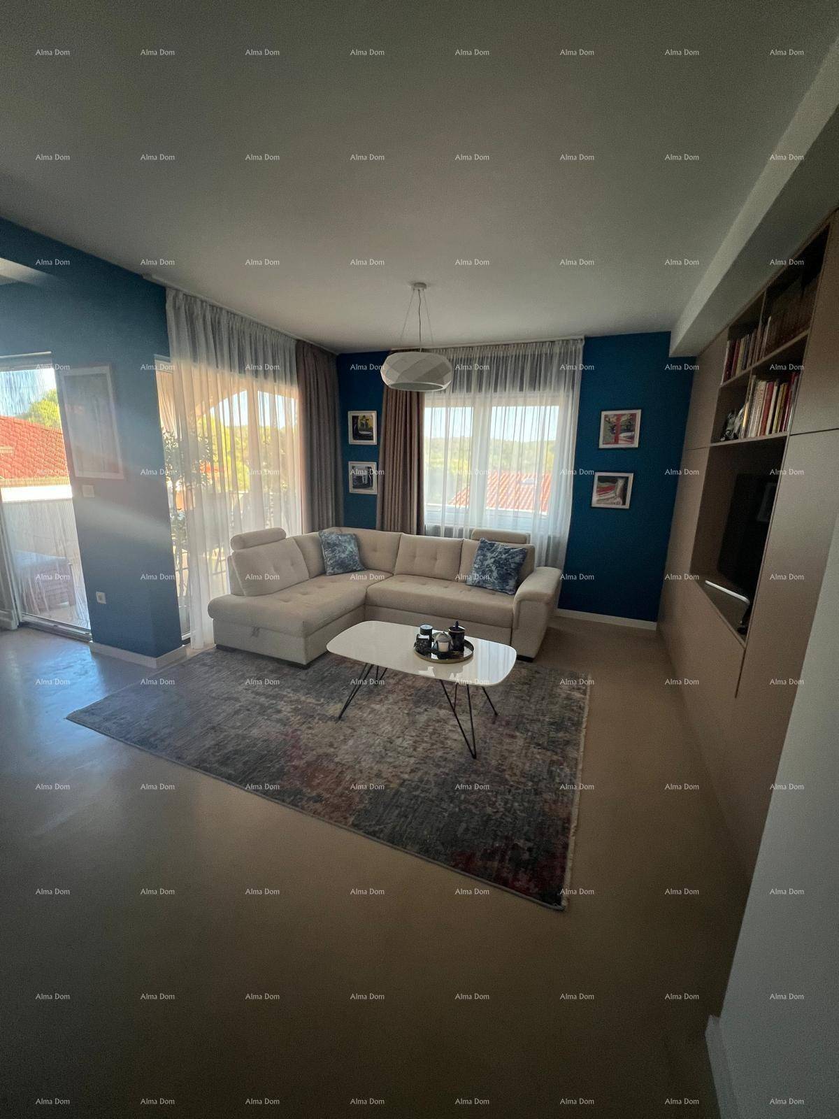 Helles Wohnzimmer mit Ecksofa und Zugang zu einem Außenbereich, ergänzt durch ein integriertes Bücherregal.
