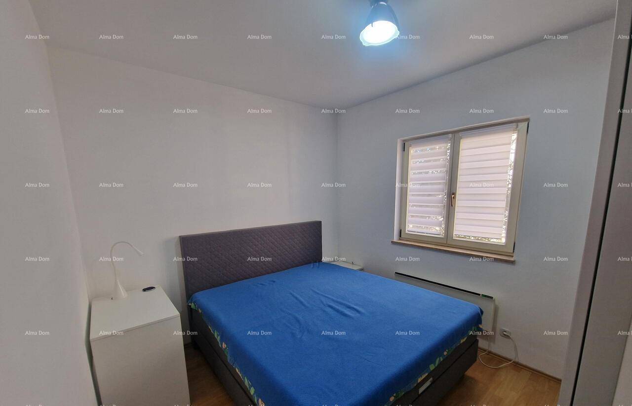 Gemütliches Schlafzimmer mit Doppelbett, Holzboden und Fenster für natürliches Licht.