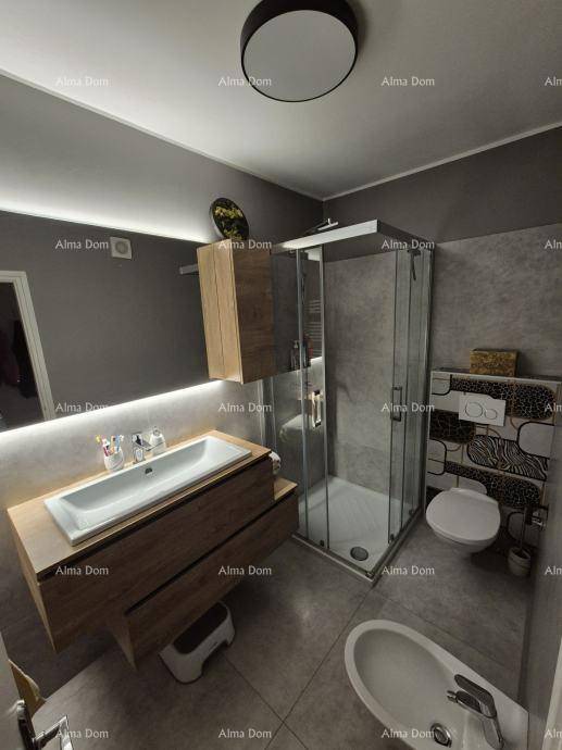 Modernes Badezimmer mit schwebendem Waschtisch, begehbarer Dusche und Wand-WC.