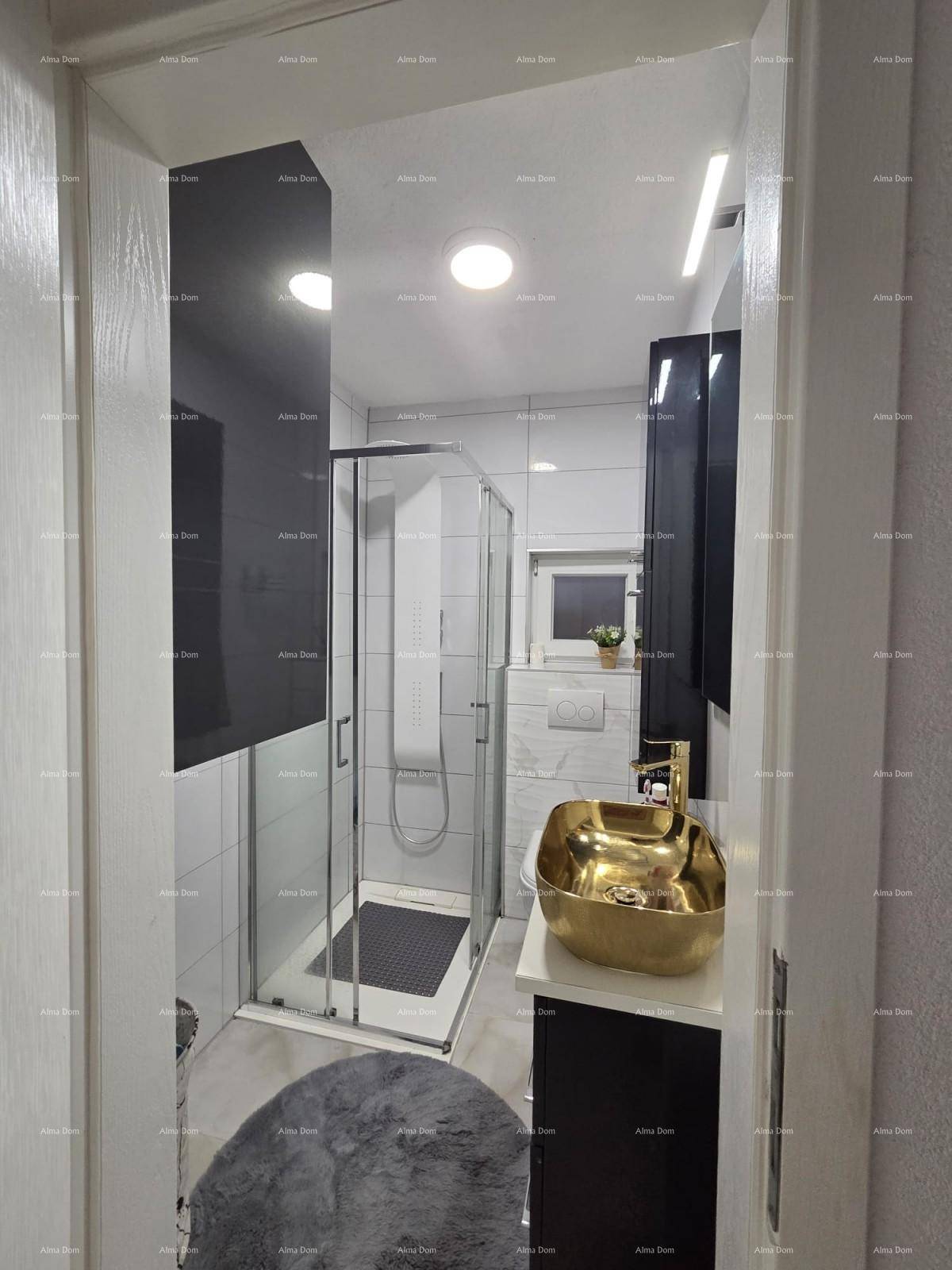 Elegantes Badezimmer mit Duschkabine und goldenem Waschbecken, modern und stilvoll eingerichtet.
