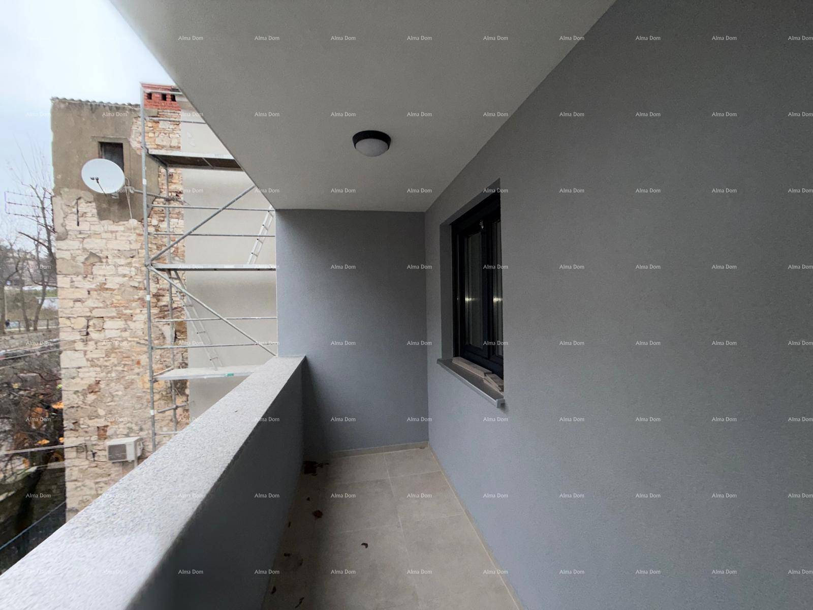 Balkon mit grauen Wänden und Fliesenboden, bietet einen Blick auf die umliegenden Gebäude.