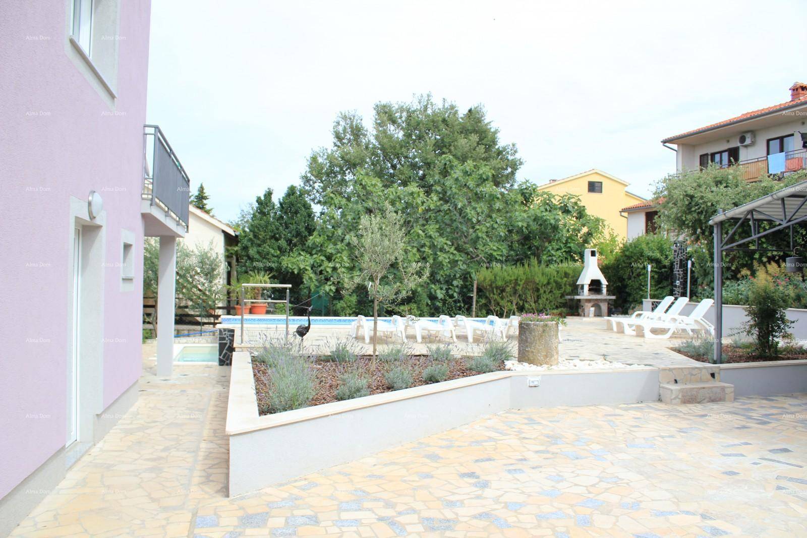 Großer Gartenbereich mit Grillplatz, Pool und gepflegten Beeten, ideal für Outdoor-Aktivitäten.