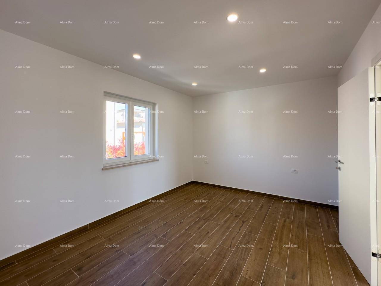 Helles Zimmer mit Holzfliesenboden und Fenster, ideal als Schlaf- oder Gästezimmer.