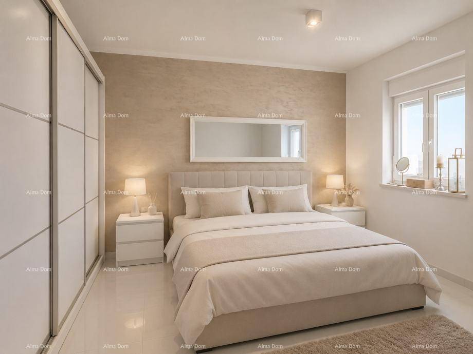 Helles Schlafzimmer mit großem Bett, Einbauschränken und einem Fenster für natürliches Licht.