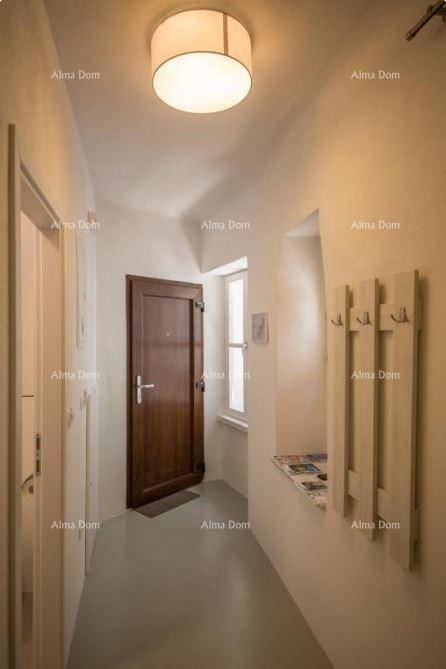 Heller Flur mit Garderobe und Fenster, der zu den weiteren Räumen führt.