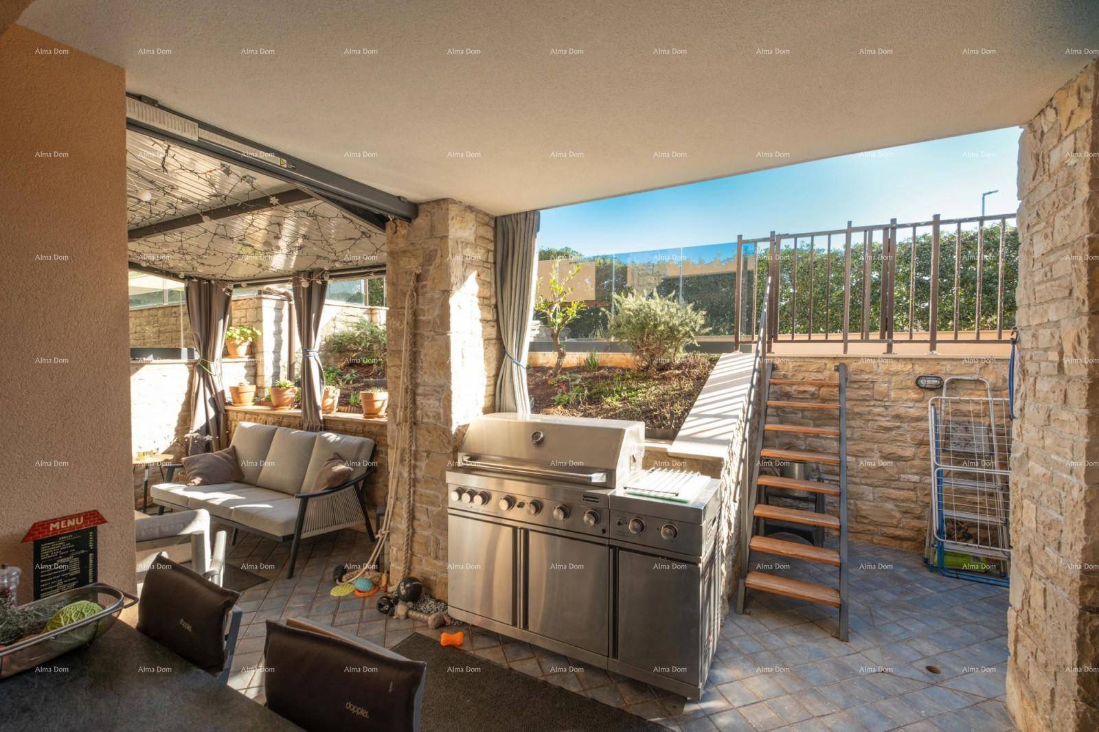 Geräumige Terrasse mit großem Grill, Essbereich und Zugang zum Garten.