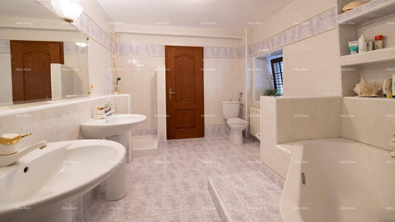 Großes Badezimmer mit Doppelwaschbecken, Badewanne, WC und Bidet.