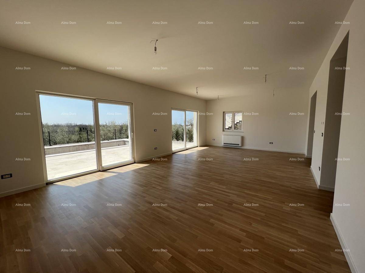 Geräumiges, helles Wohnzimmer mit Eichenparkettboden und großen Schiebetüren zur Terrasse.