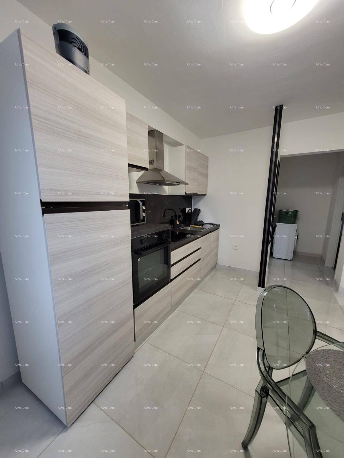 Funktionale Küche mit modernen Holzfronten, integrierten Geräten und viel Stauraum.