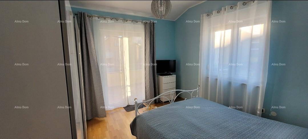 Schlafzimmer mit Doppelbett, Fernseher und Zugang zu einem Balkon.