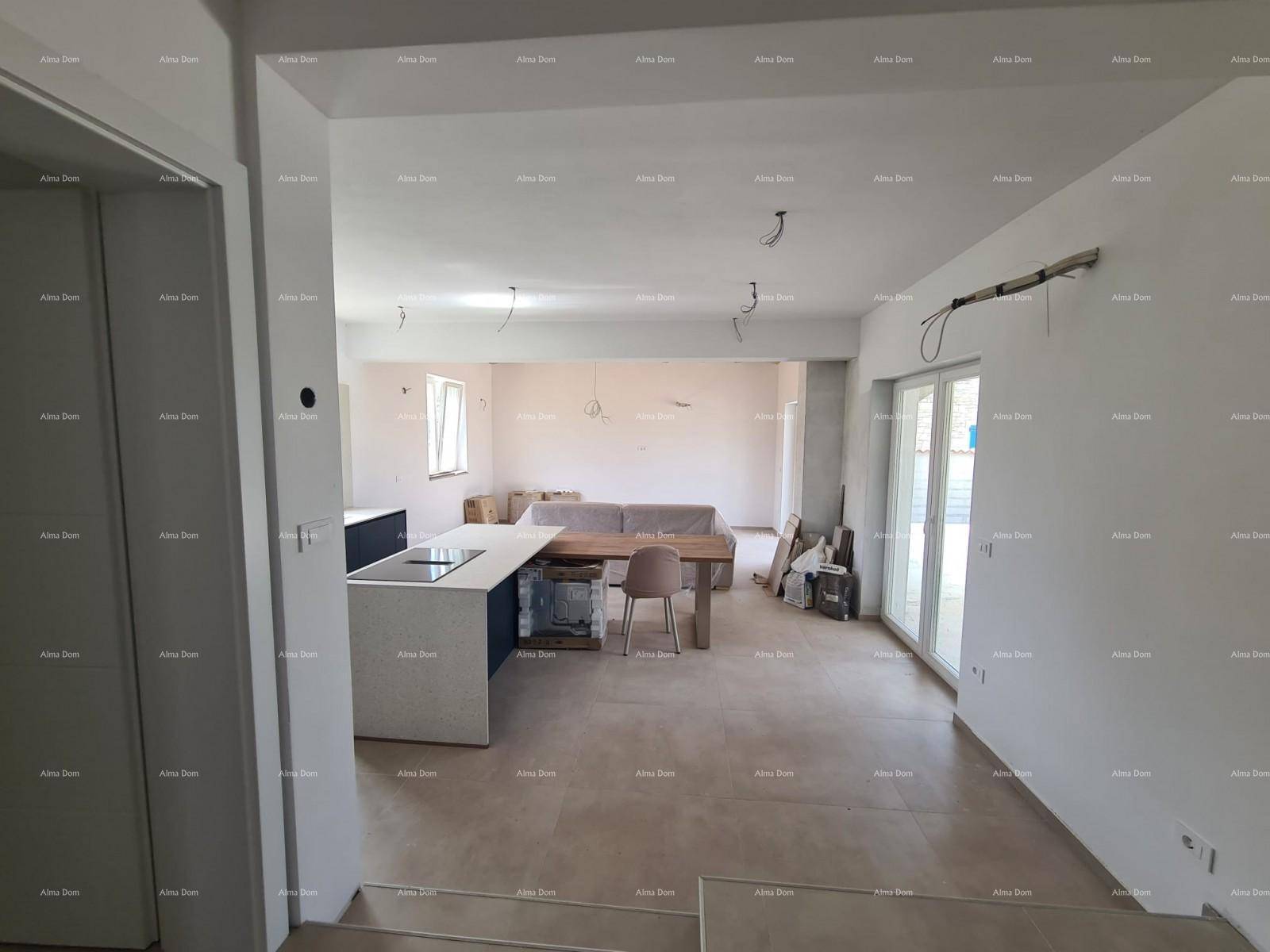 Offener Wohn- und Essbereich im Neubau mit Blick auf die Küche und den Außenbereich.
