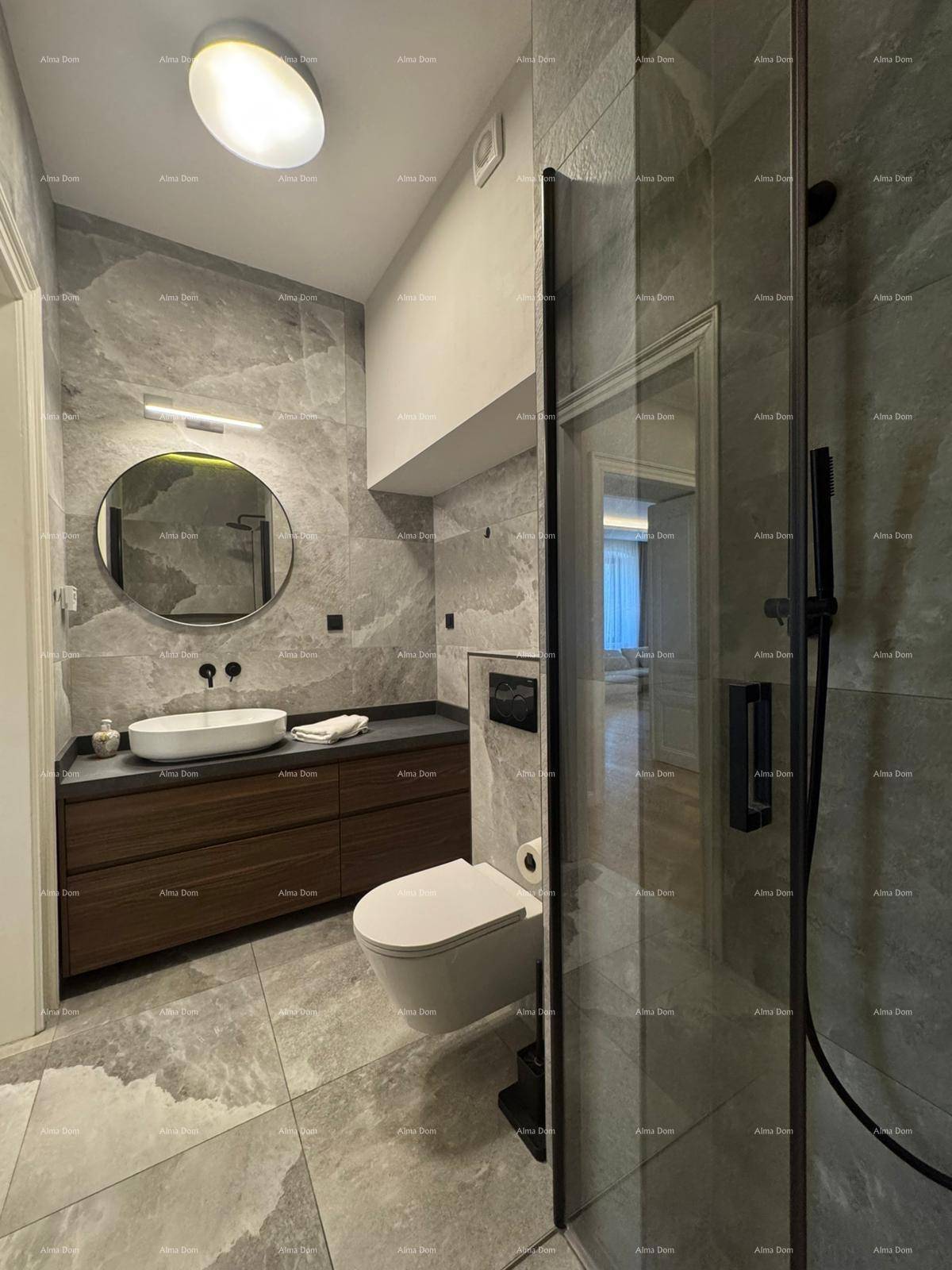 Modernes Badezimmer mit grauen Fliesen, Waschtisch und begehbarer Dusche.
