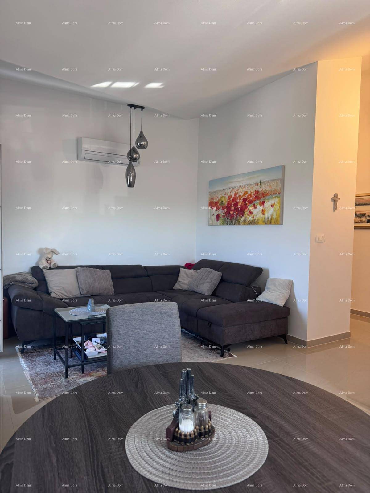 Gemütlicher Wohnbereich mit großem Ecksofa, Couchtisch und dekorativem Wandbild.