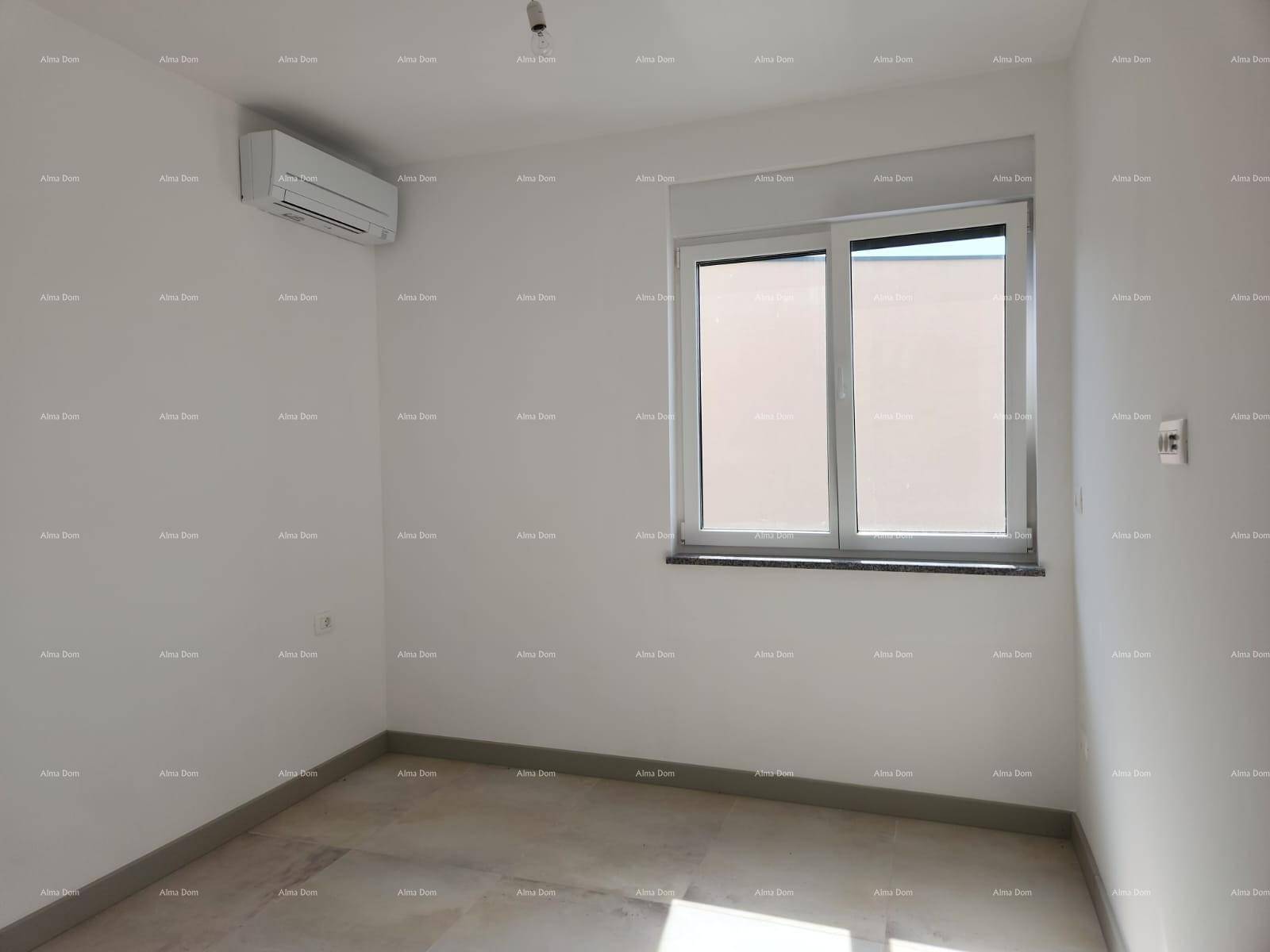 Helles Schlafzimmer mit Fenster, Fliesenboden und installierter Klimaanlage.
