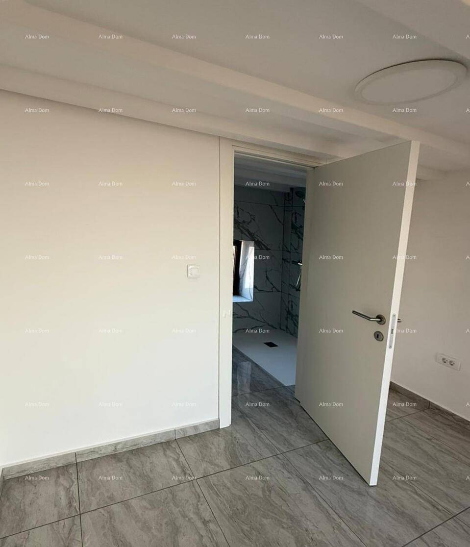 Schlafzimmer mit Fliesenboden und offener Tür zu einem modernen Badezimmer.