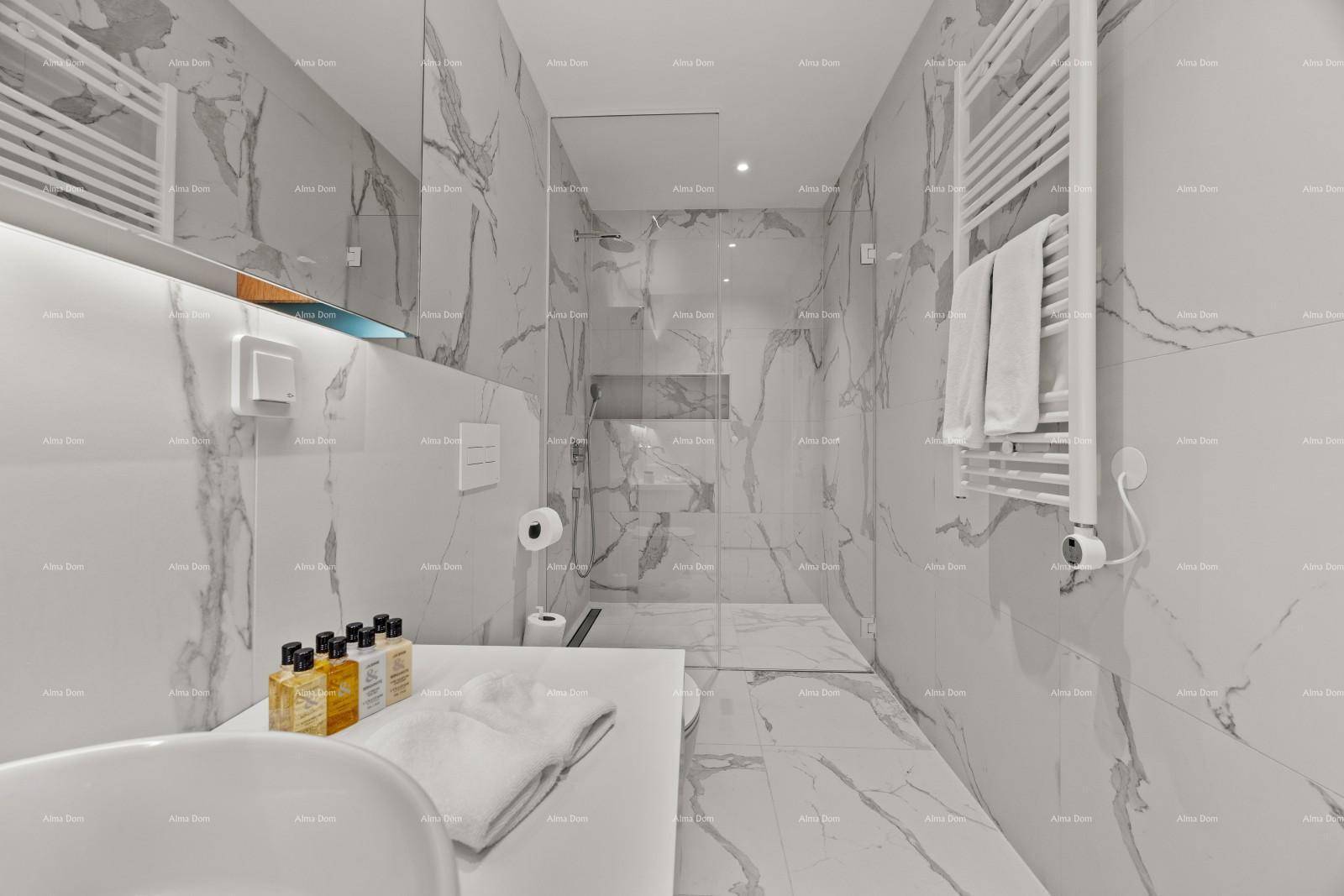 Modernes Badezimmer mit großformatigen Marmorfliesen, begehbarer Dusche und beheiztem Handtuchhalter.