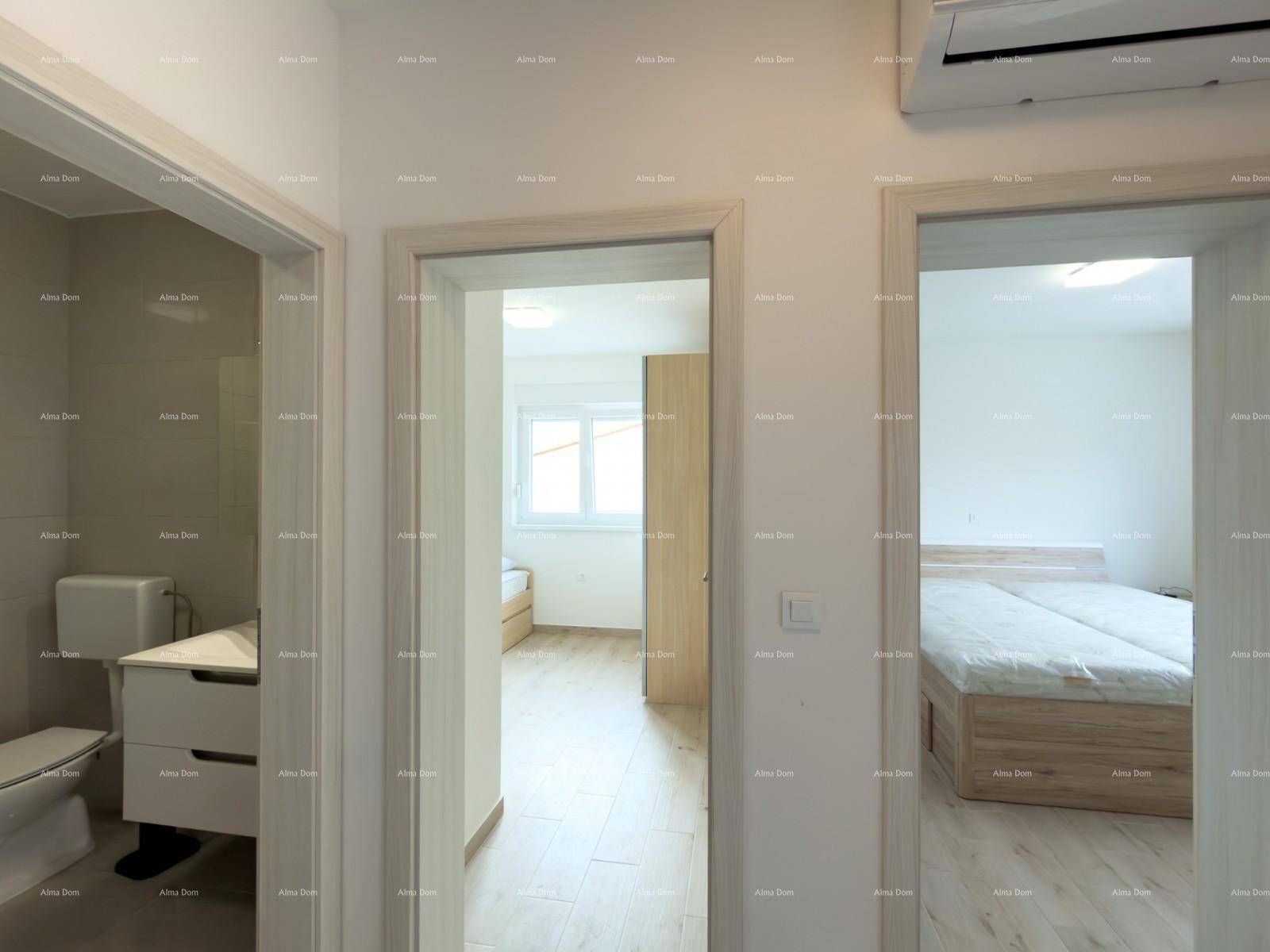 Heller Flur mit Zugang zu Badezimmer und zwei Schlafzimmern.