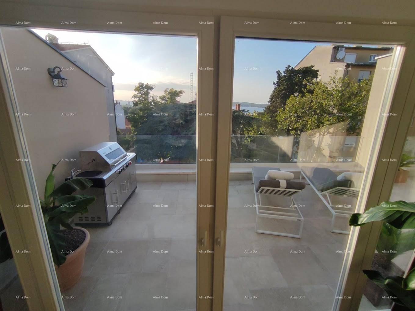 Terrasse mit Grillbereich und Liegestühlen, bietet einen schönen Blick auf das Meer.