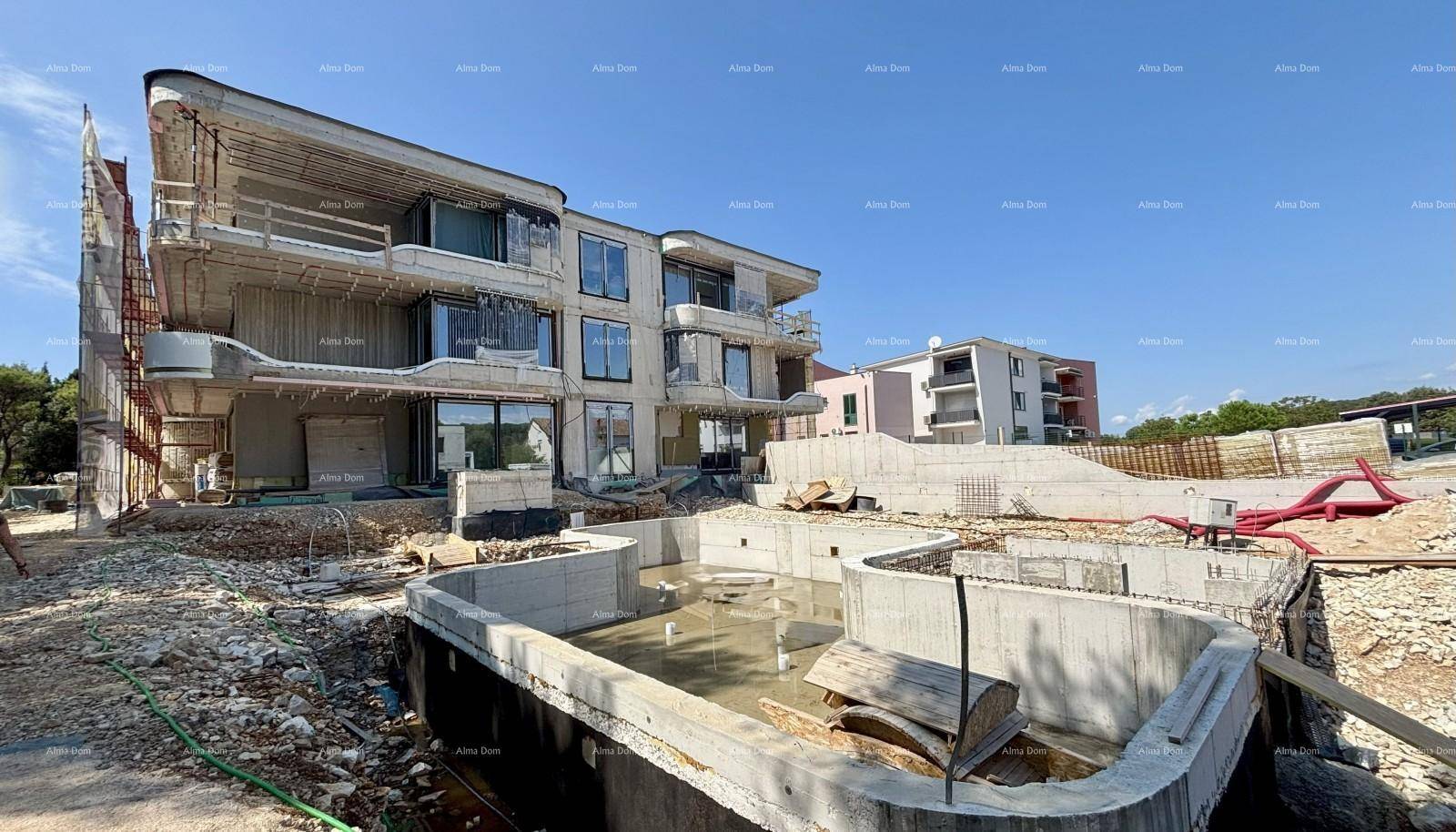 Neubau im Rohbau mit sichtbaren Betonstrukturen und ausgehobener Poolgrube im Vordergrund.