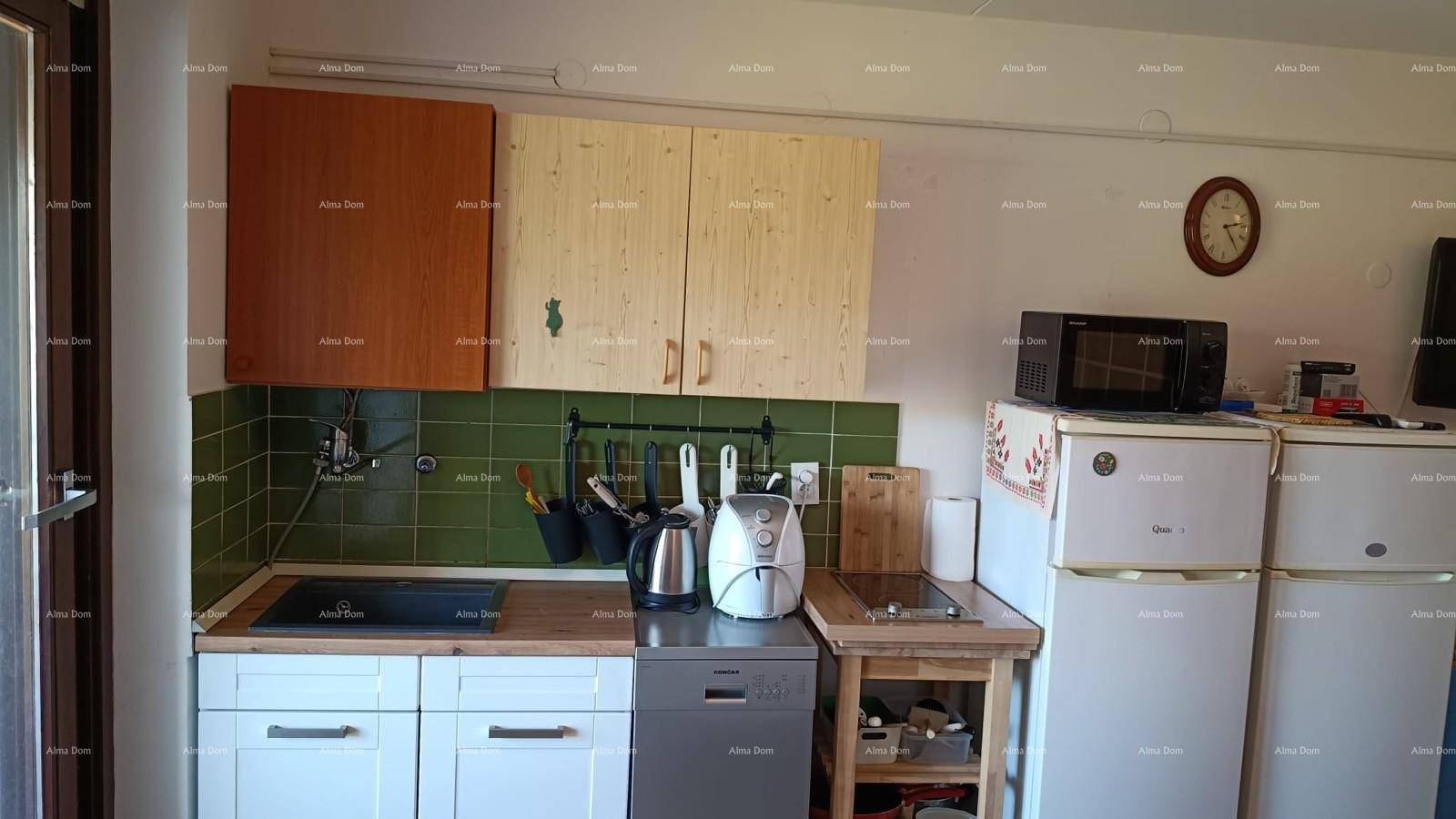 Funktionale Küchenzeile mit Spüle, Kochfeld, Geschirrspüler und zwei Kühlschränken.