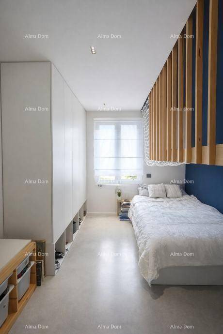 Helles Schlafzimmer mit integrierten Schränken, großem Fenster und minimalistischer Einrichtung.