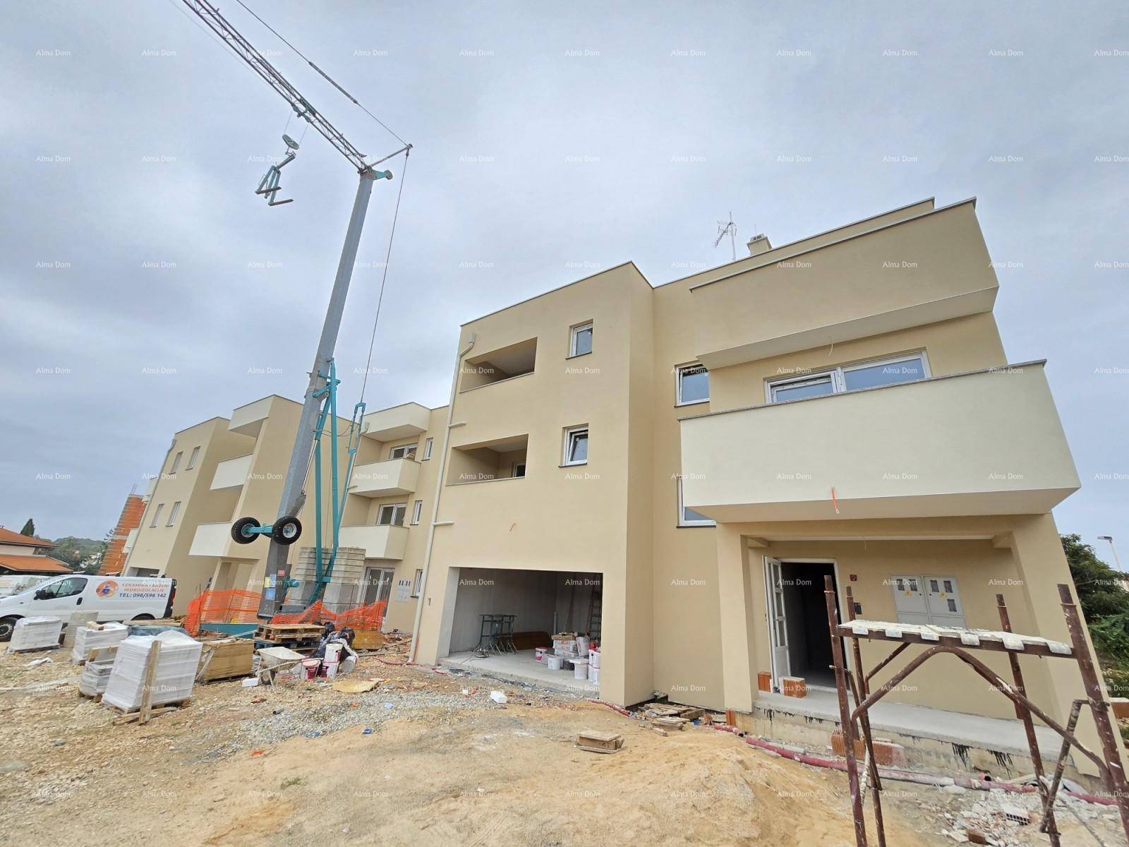 Neubau-Wohnkomplex mit mehreren Balkonen und einem Kran, der auf die Fertigstellung wartet.
