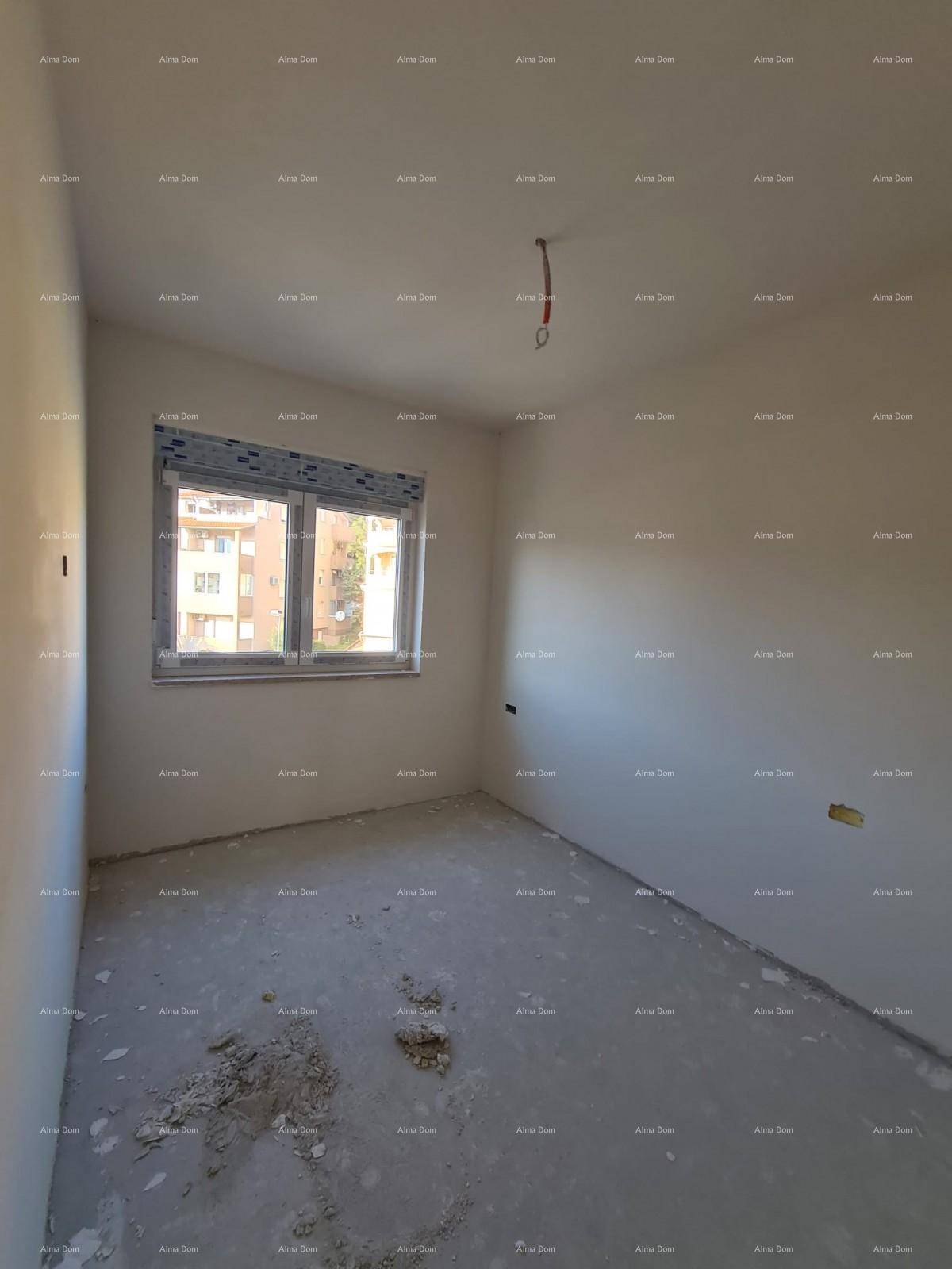 Weiterer Raum im Rohbau mit Fenster, bereit für den Innenausbau.