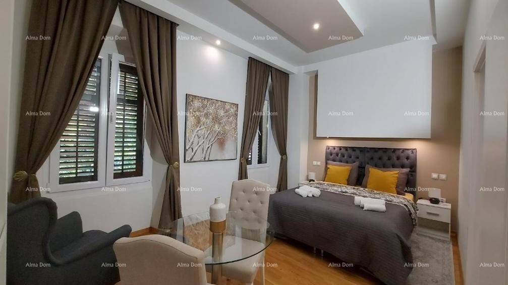 Modernes Schlafzimmer mit großem Bett, Essbereich und Kunstwerken an den Wänden.