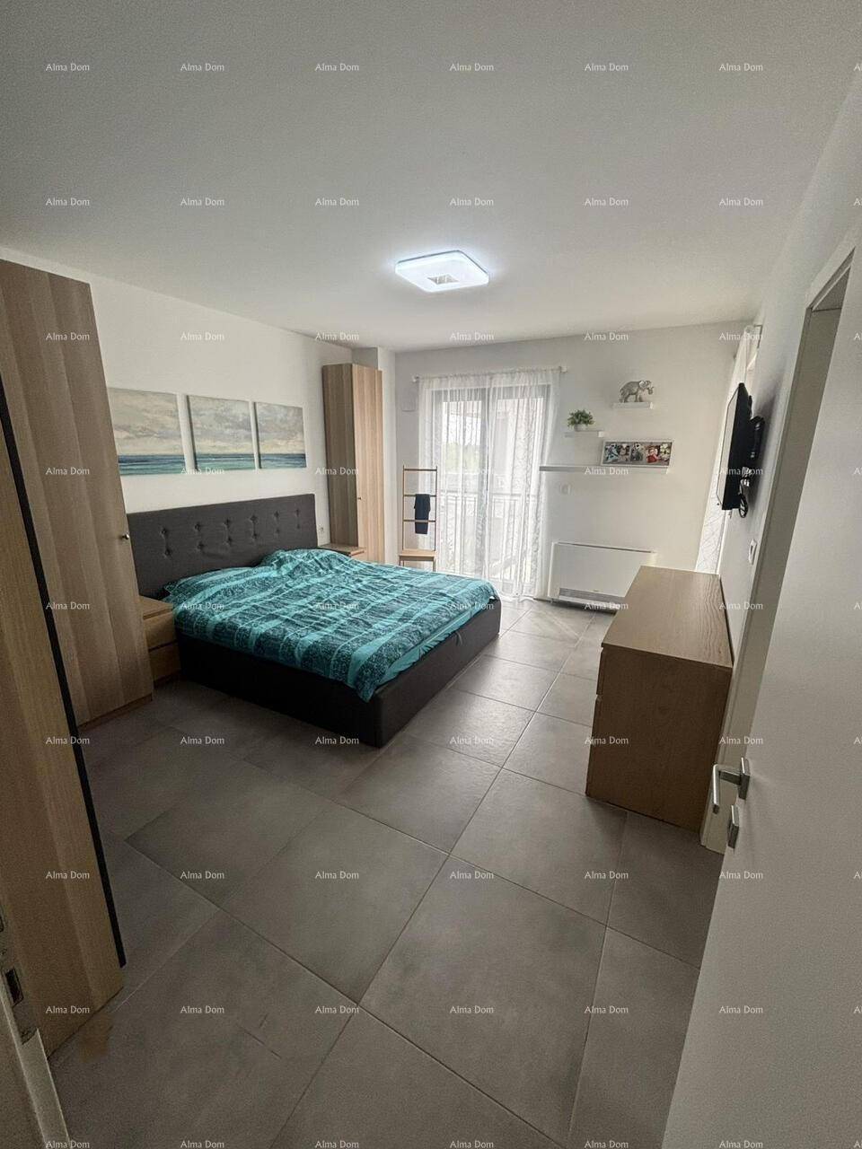Geräumiges Schlafzimmer mit Doppelbett, Fliesenboden und hellem Ambiente.