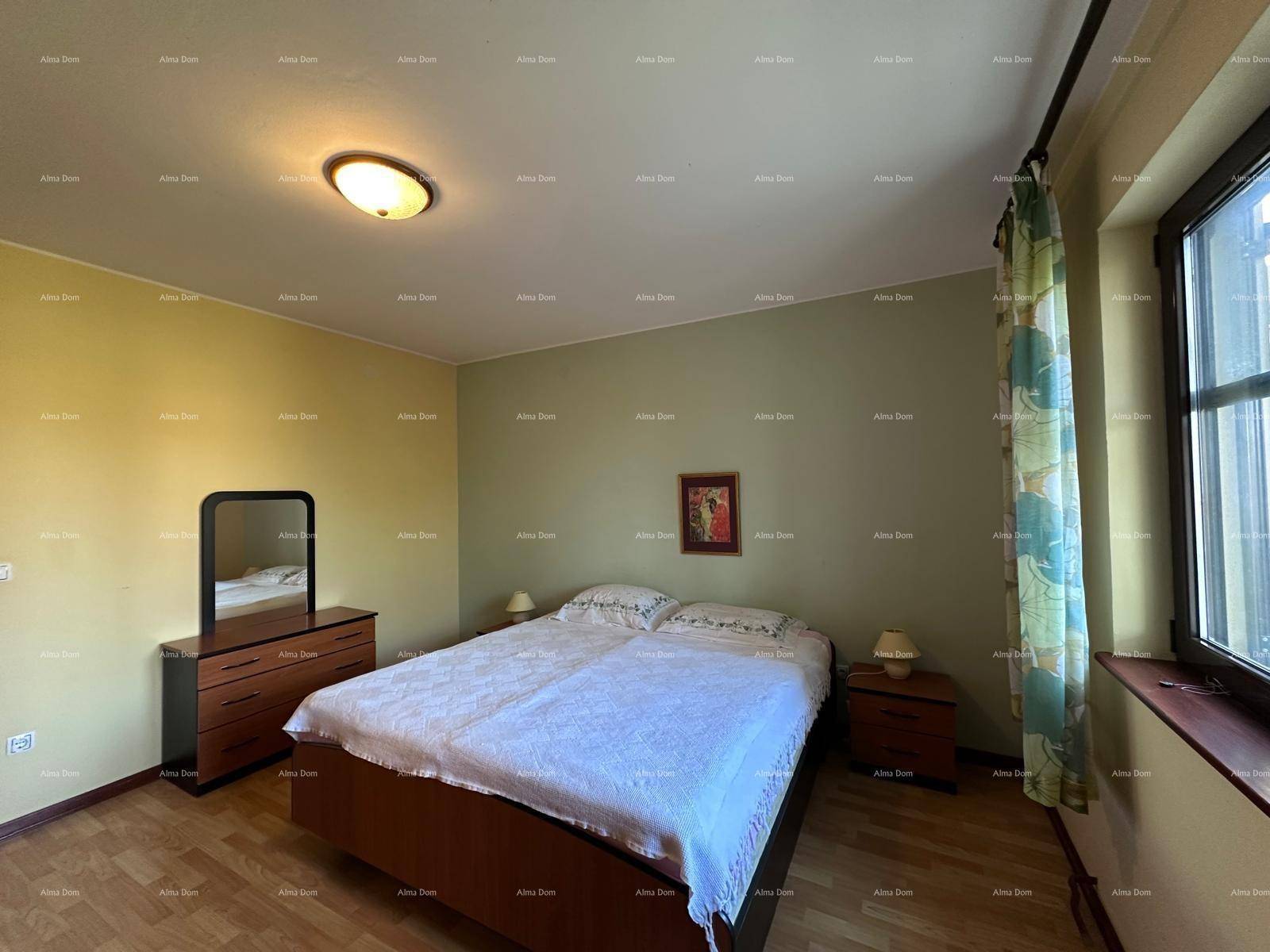 Ruhiges Schlafzimmer mit Doppelbett, Nachttischen und Kommode, ideal zum Entspannen.