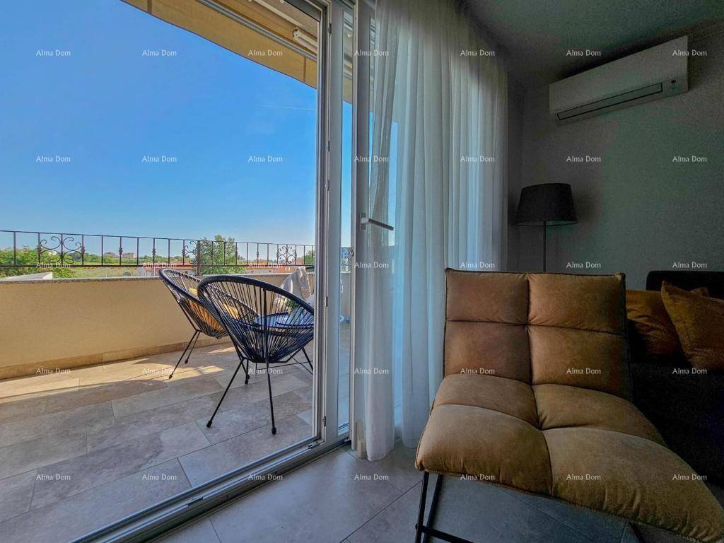 Gemütlicher Wohnbereich mit bequemen Möbeln und direktem Zugang zum sonnigen Balkon.