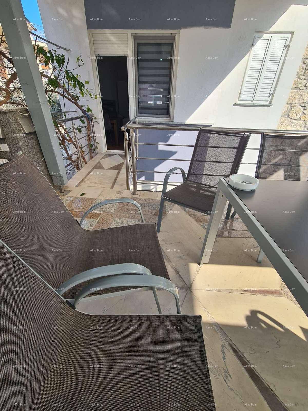 Balkon mit Liegestühlen und kleinem Tisch, ideal zum Entspannen im Freien.