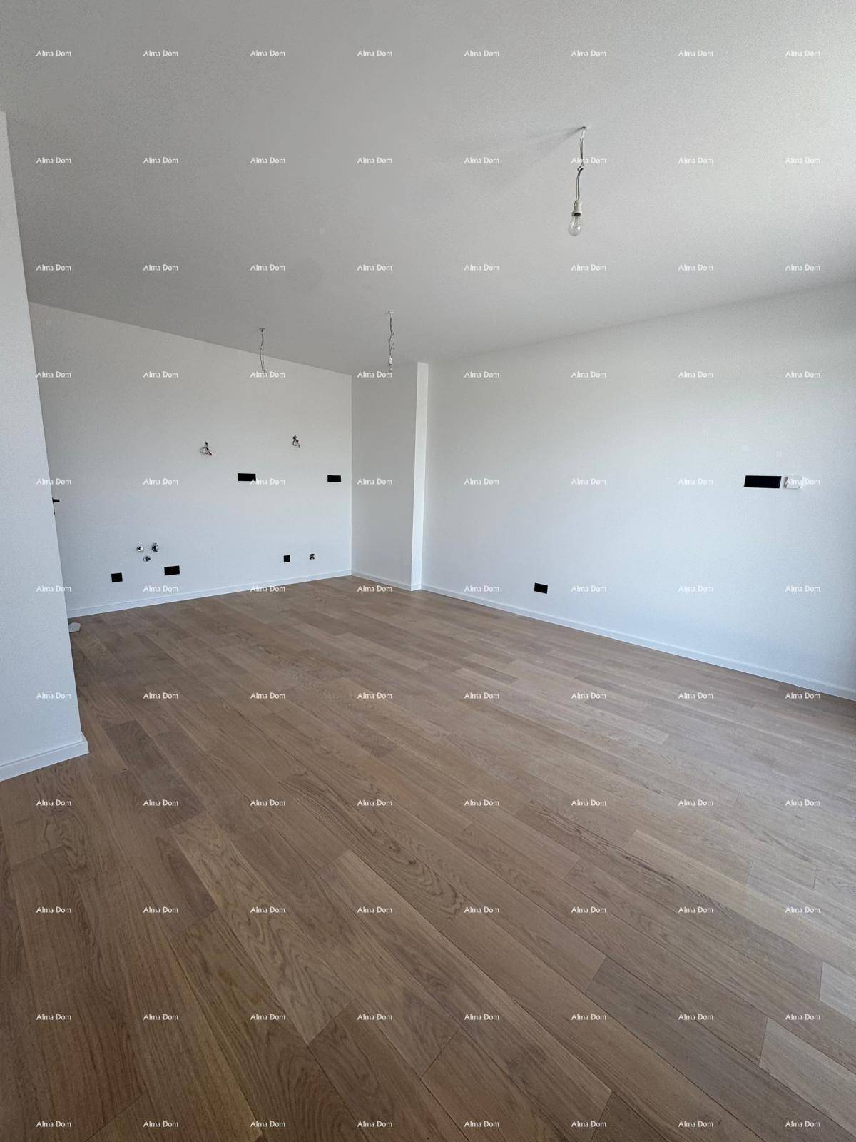 Heller, leerer Raum mit neuem Holzboden und weißen Wänden, bereit zum Einzug.