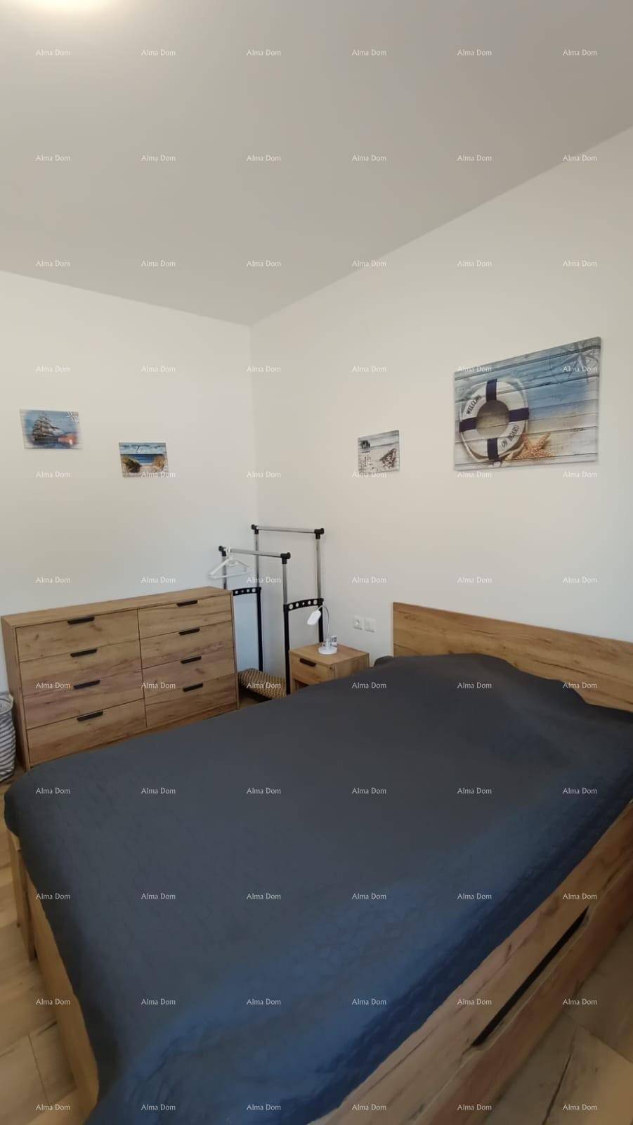 Gemütliches Schlafzimmer mit Holzbett und schlichter, funktionaler Einrichtung.