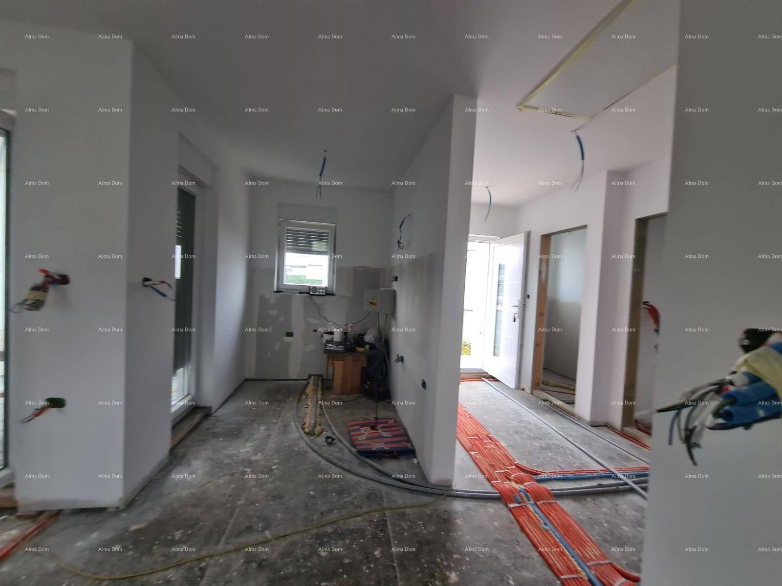 Innenraum im Rohbau mit sichtbaren Installationen und vorbereiteten Wänden für den weiteren Ausbau.