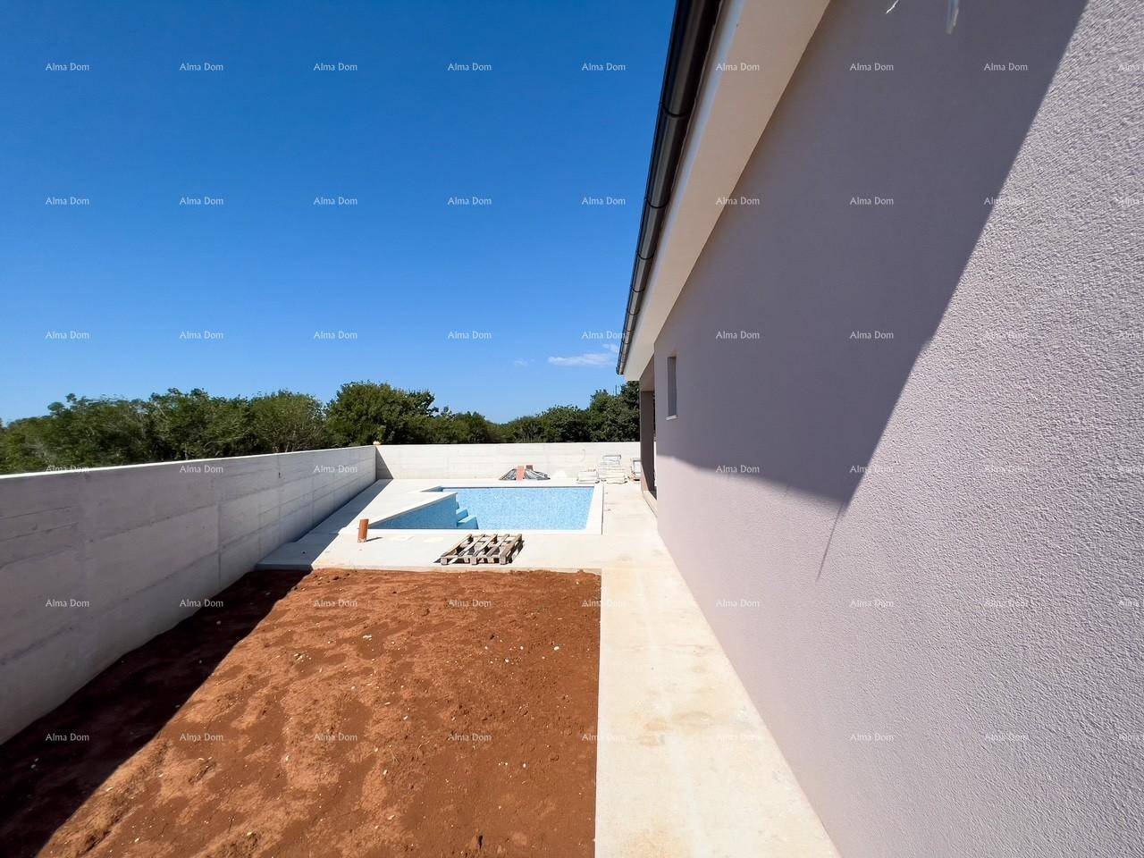 Seitenansicht des Hauses mit im Bau befindlichem Pool und umgebender Betonmauer.