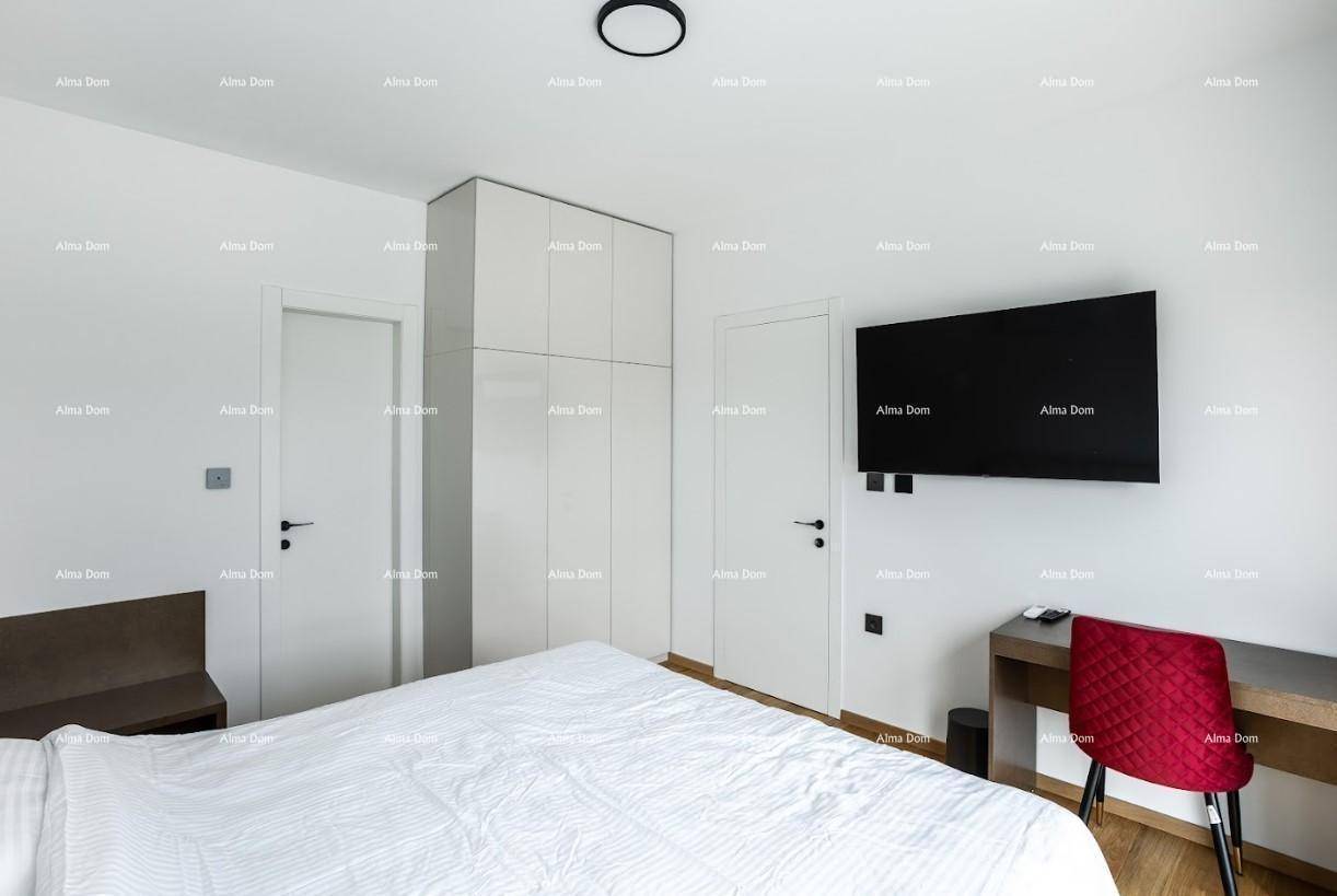 Geräumiges Schlafzimmer mit Holzboden, großem Bett, Schreibtisch und Einbauschränken.