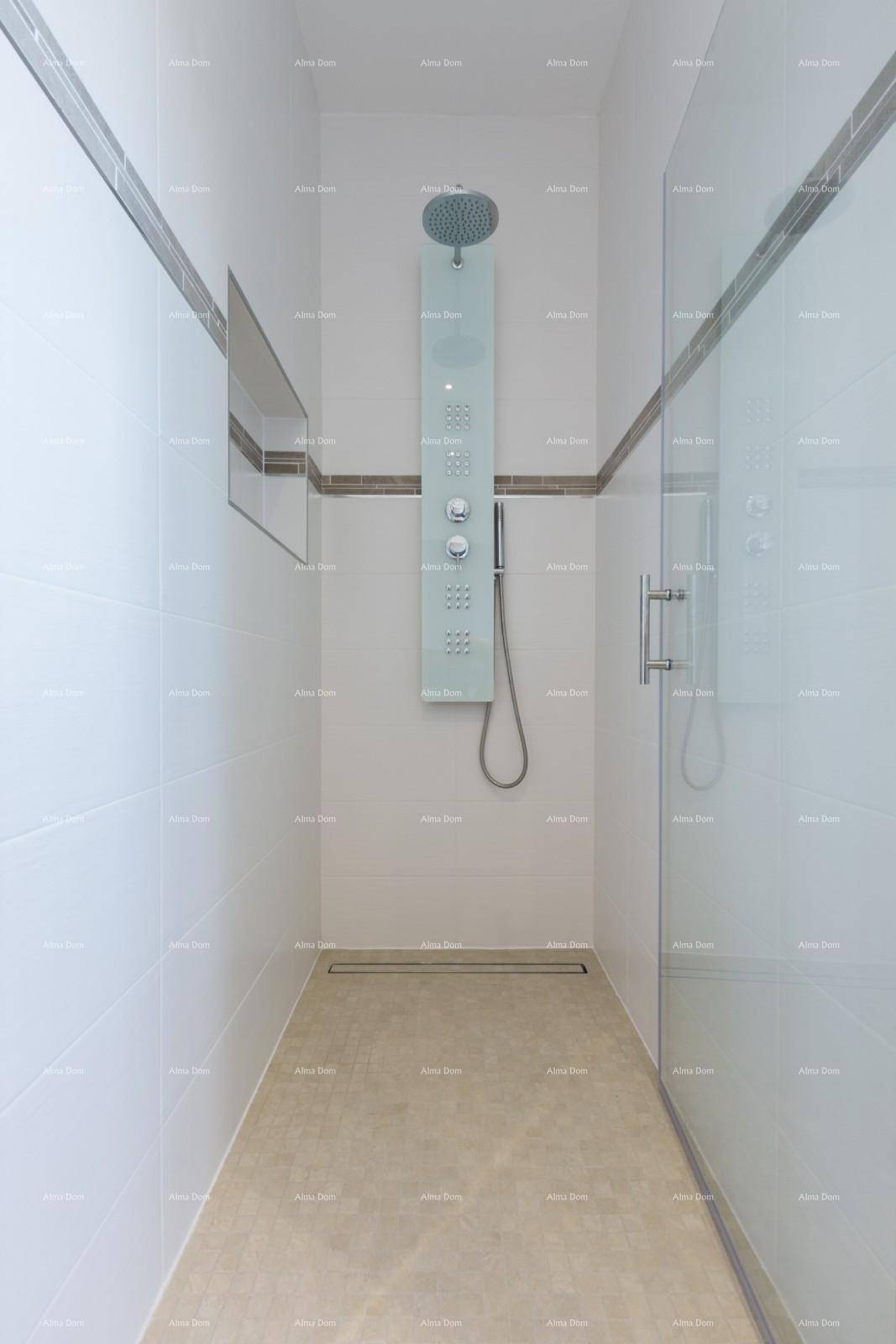 Moderne begehbare Dusche mit Regenduschkopf und eleganten Fliesen, minimalistisch gestaltet.