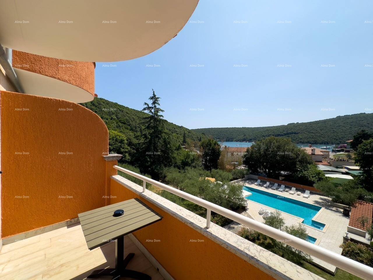 Balkon mit Panoramablick auf den Pool, die bewaldeten Hügel und die malerische Bucht.