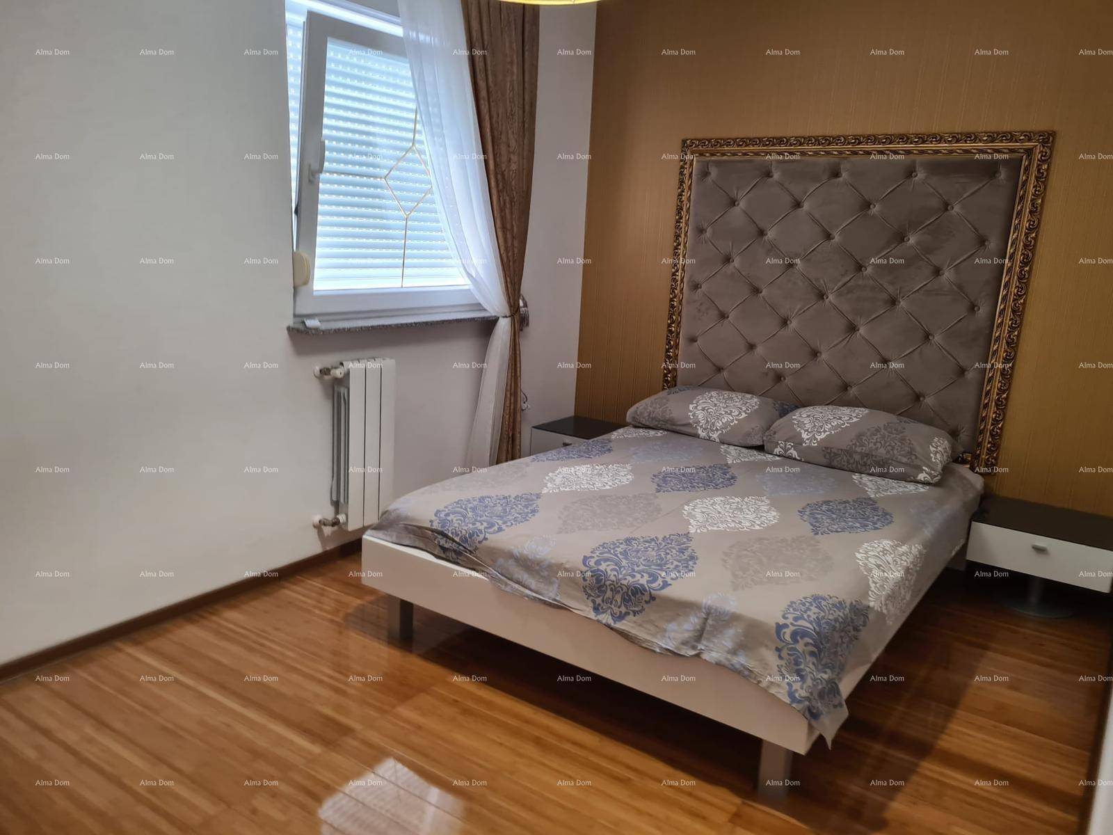 Helles Schlafzimmer mit Doppelbett, gepolstertem Kopfteil und Fenster mit Rollladen.