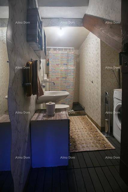 Funktionales Badezimmer mit Waschbecken, Toilette und Duschbereich, inklusive Waschmaschine.