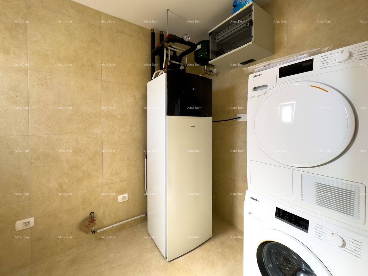 Funktionaler Hauswirtschaftsraum mit Wärmepumpe, Waschmaschine und Trockner von Miele.