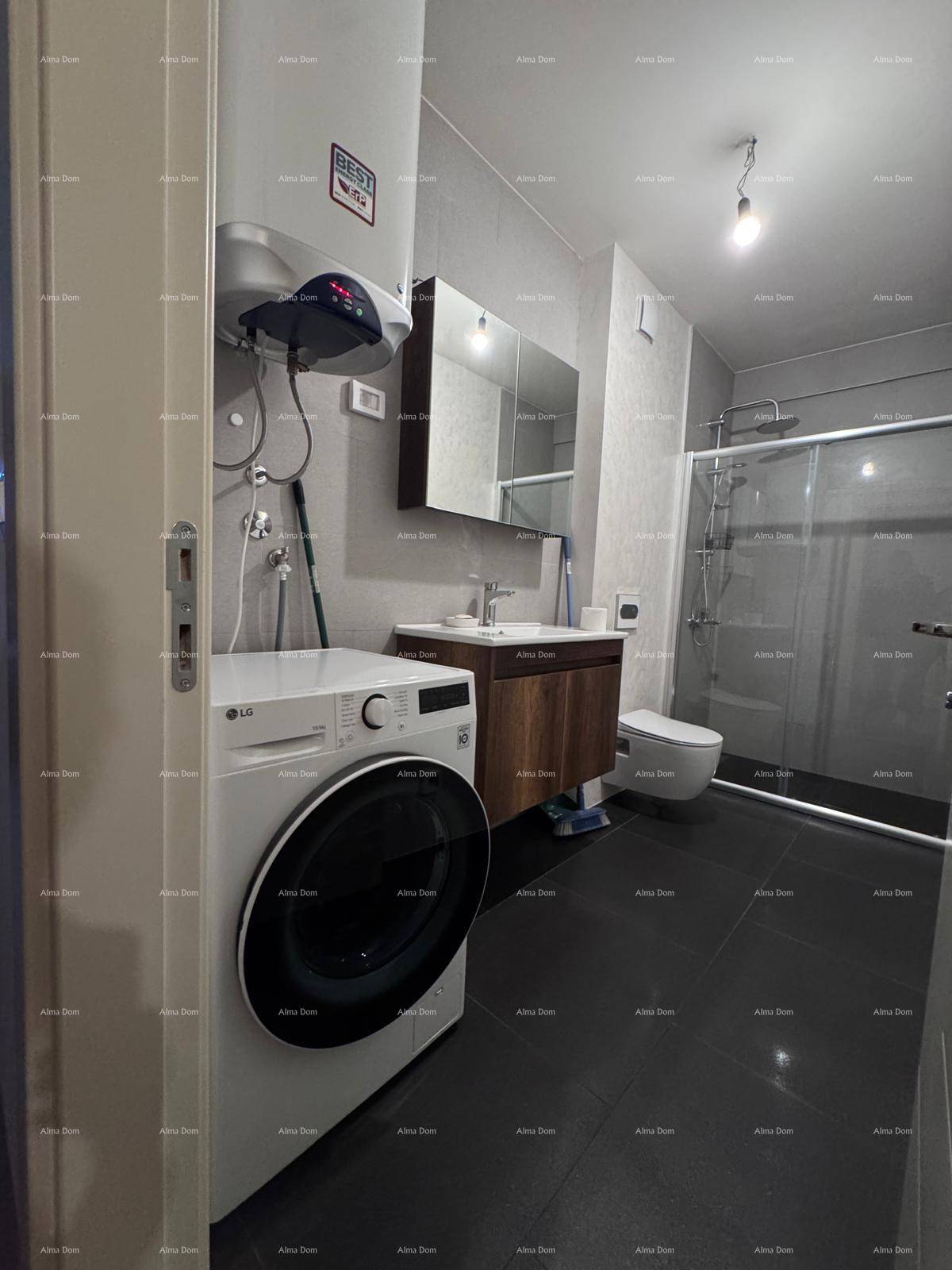 Modernes Badezimmer mit Waschmaschine, Waschbecken, Toilette und Duschkabine, alles auf dunklen Fliesen.