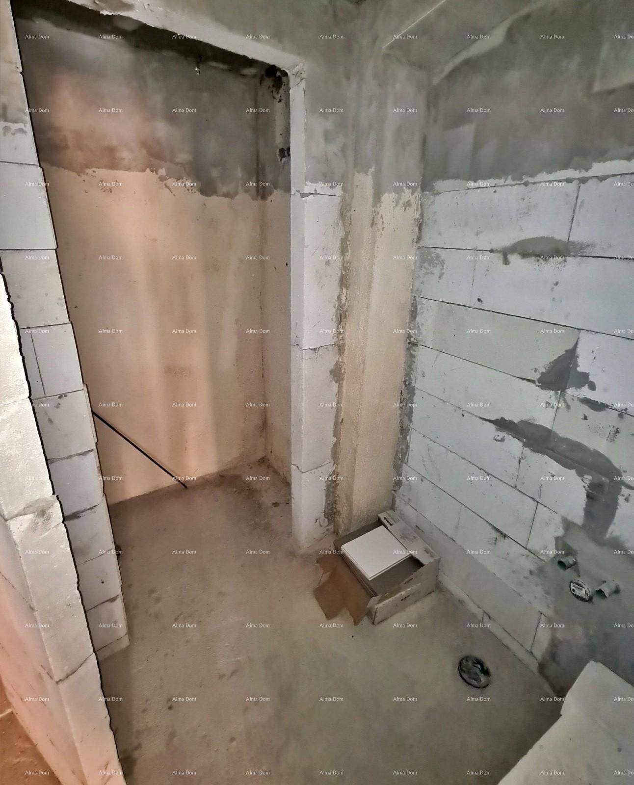 Rohbau eines Badezimmers mit vorbereiteten Anschlüssen und unverputzten Wänden aus Betonsteinen.