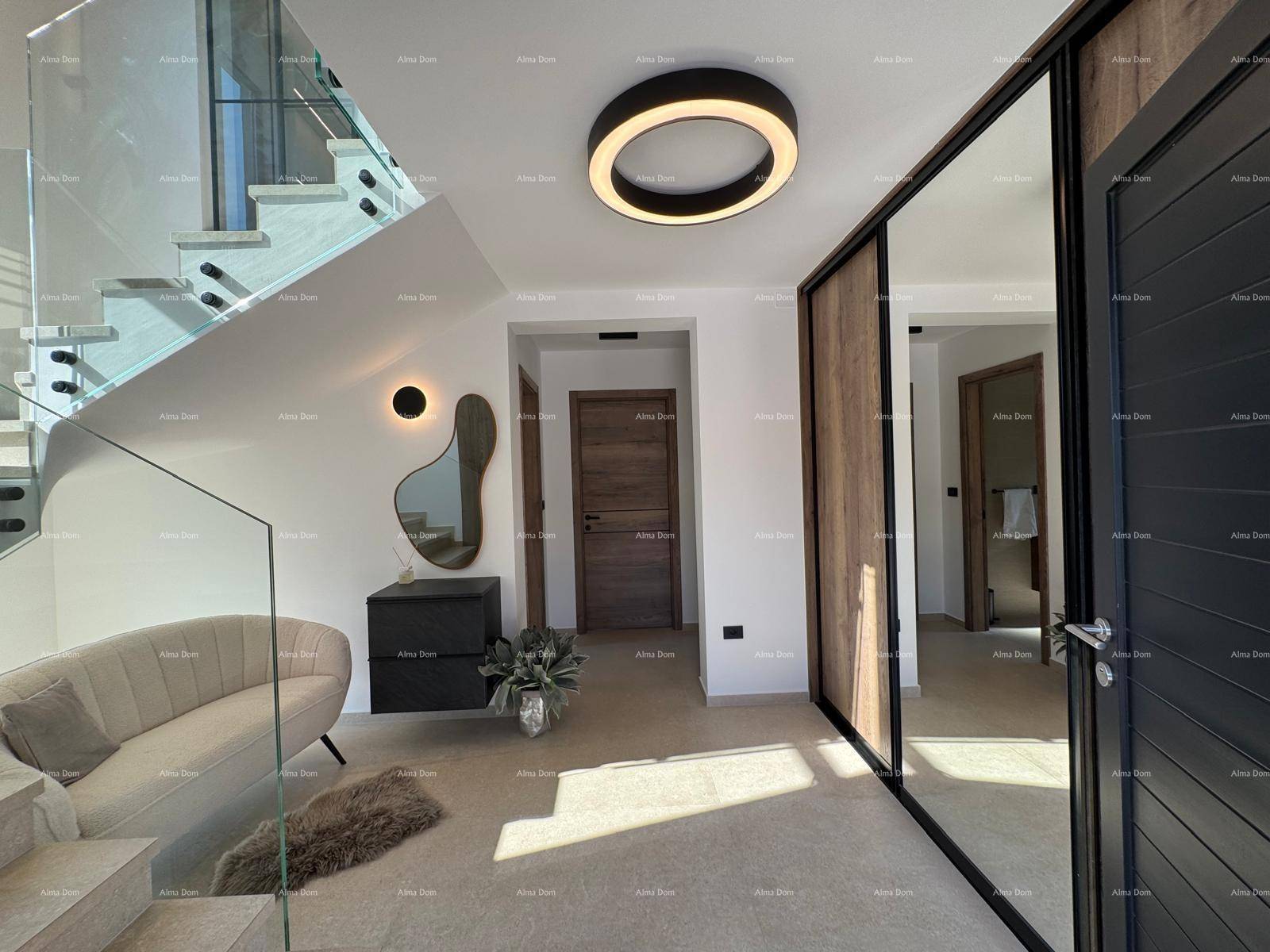 Moderner Eingangsbereich mit Spiegelschränken, Treppe und stilvoller Einrichtung.