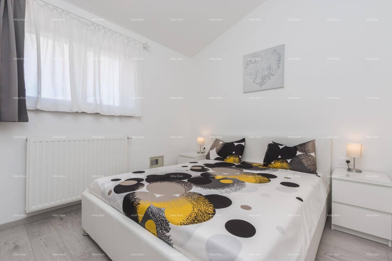 Gemütliches Schlafzimmer mit Doppelbett, Nachttischen und auffälliger Bettwäsche.