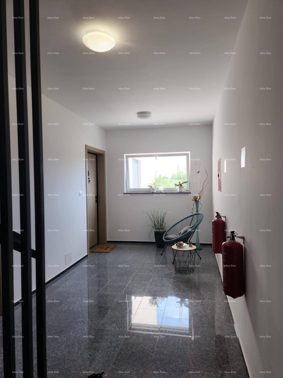 Geräumiger Flur mit Granitboden, Fenster und Sicherheitsausrüstung, gut beleuchtet.