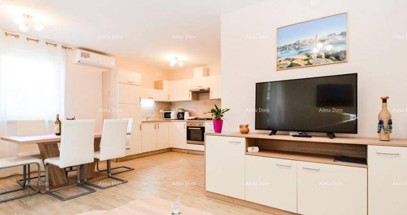 Geräumiger Wohn-Essbereich mit offener Küche, großem Fernseher und viel Tageslicht.